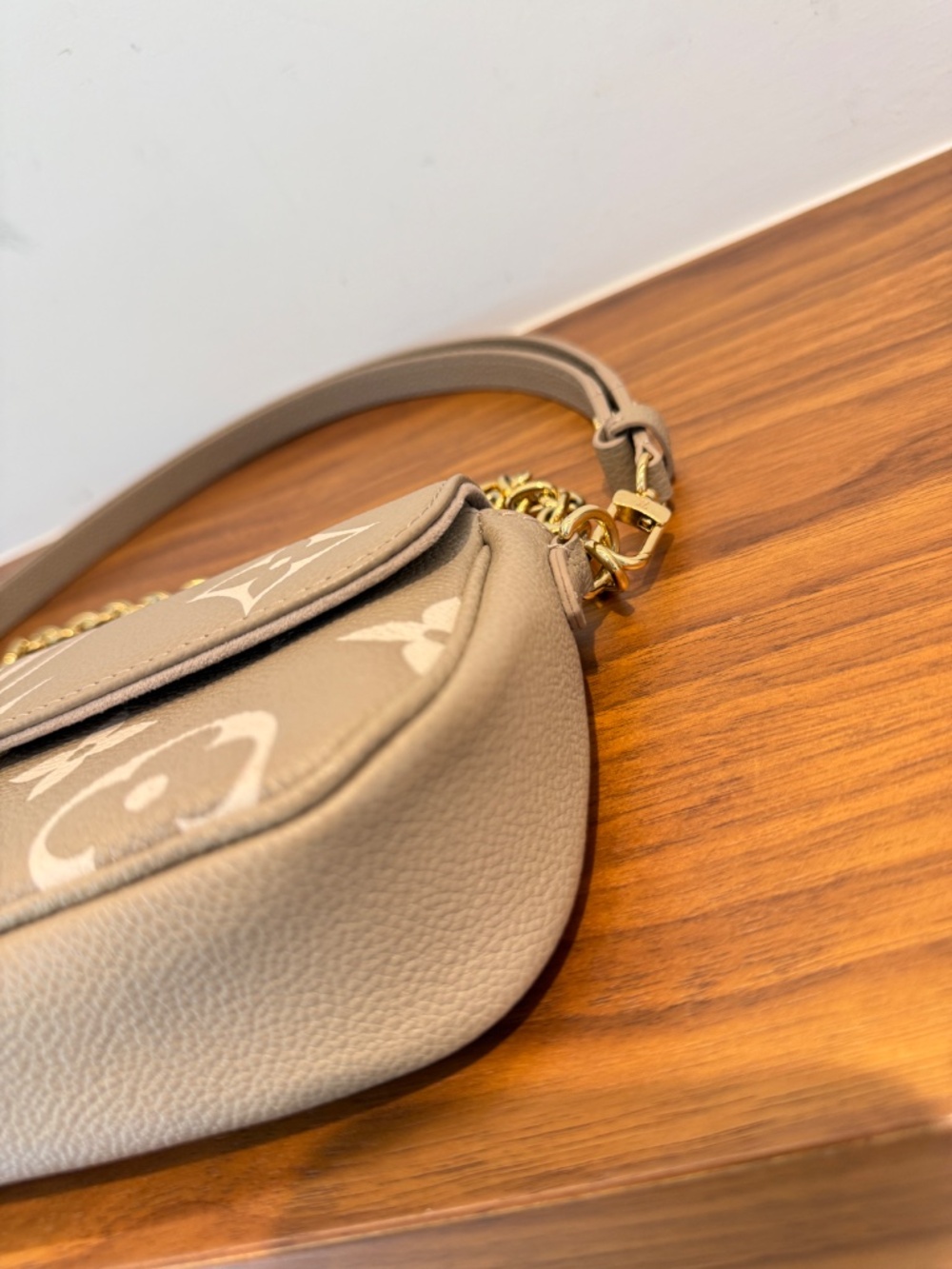 Louis Vuitton Empreinte Monogram Ivy in Turtledove and Cream - Picture 9 of 13